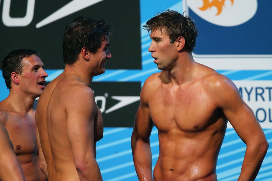 Der junge Mann rechts im Bild ist Nathan Adrian. Der Schwimmer hat schon eine Gold-Medaillle in London 2012 gewonnen und hält den Weltrekord in 4×100-m-Freistilstaffel.