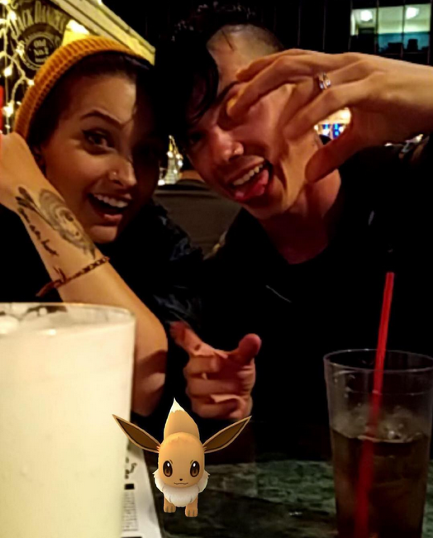 Michael Jacksons Tochter Paris Jackson findet einen Evoli neben ihrem Milchshake.