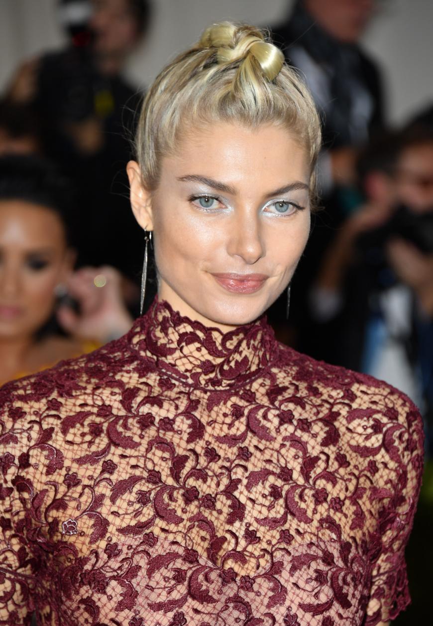 Jessica Hart ganz in Silber: Das Model highlighted das Auge großflächig.