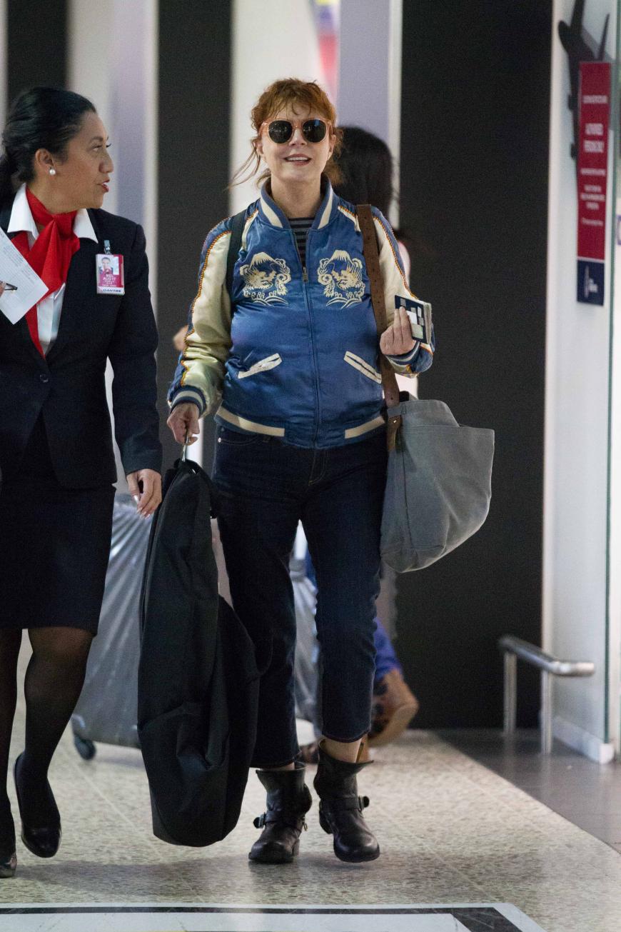 Oscar-Preisträgerin Susan Sarandon (69!!) kommt mit coolen Bikerboots und Bomberjacke gut gelaunt am Flughafen von Melbourne an. Daumen hoch!