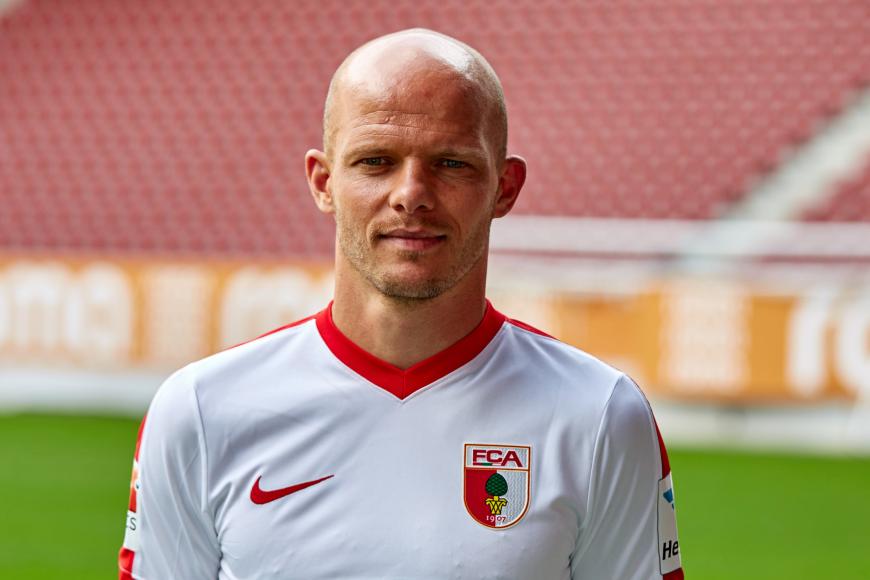 Tobias Werner spielte 8 Jahre für den FC Augsburg, wechselte zur kommenden Saison zum VFB Stuttgart. Wann er hier das Training aufnehmen kann, ist unklar.