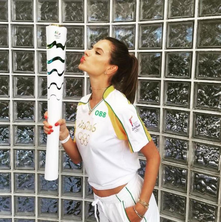 Ein Kuss für die olympische Fackel von Alessandra Ambrosio.