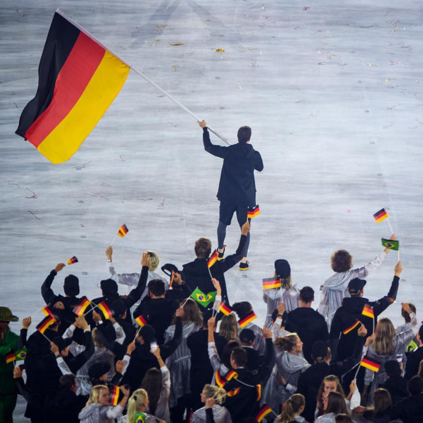 Angeführt von Timo Boll zieht die deutsche Olympia-Mannschaft in Rio ins Stadion ein.