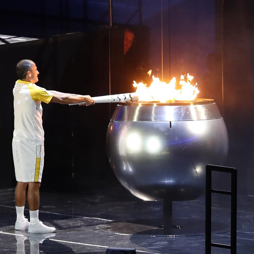 Der brasilianische Sportler Vanderlei Cordeiro de Lima entzündete das Olympische Feuer während der Zeremonie.