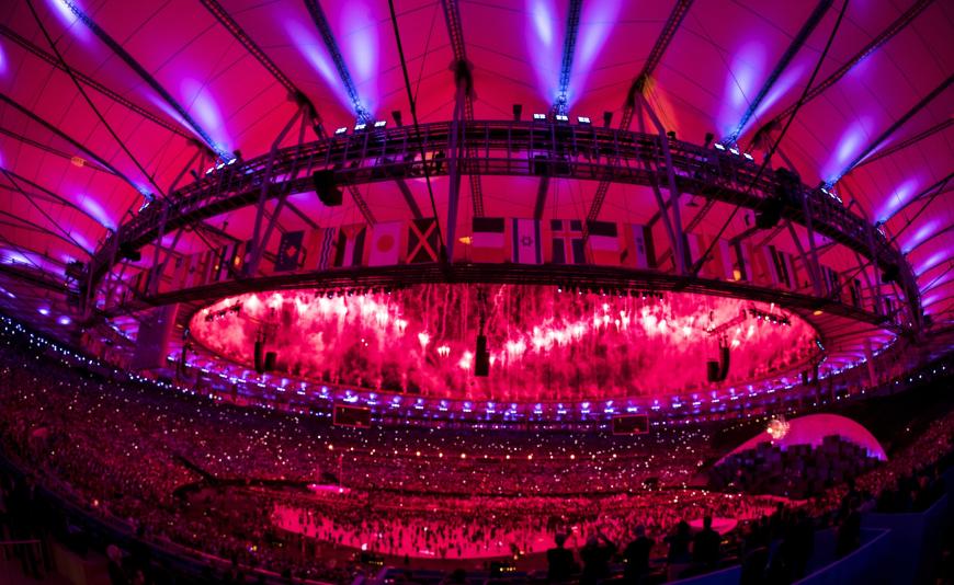Ein Feuerwerk über dem Maracana Stadion zur Eröffnungsfeier von Olympia 2016