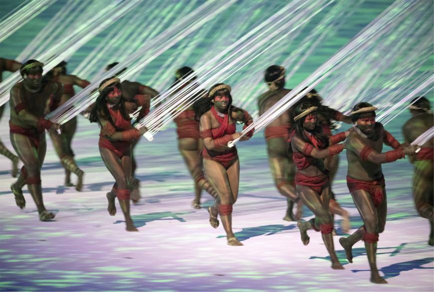 Teil der Show war eine Performance, die den Ureinwohnern Brasiliens nachempfunden ist.