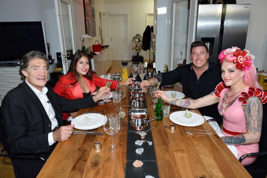 Die Ruhe vor dem Sturm: Winfried, Ela, Michael und Belle in entspannter Runde.