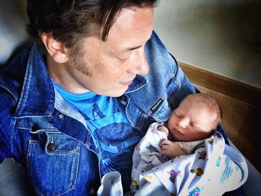Hier zeigt uns Starkoch Jamie Oliver sein fünftes (!) Kind und Sohn Nummer 2. Der Kleine kam in der Nacht zum 8. August auf die Welt - und Jamie bedankt sich mit diesem süßen Foto für die Glückwünsche seiner Fans.