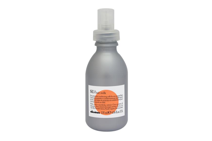 Versiegelt die Haarfarbe: „SU Hair Milk“-Feuchtigkeitsmilch ca. 26 Euro, beim Friseur