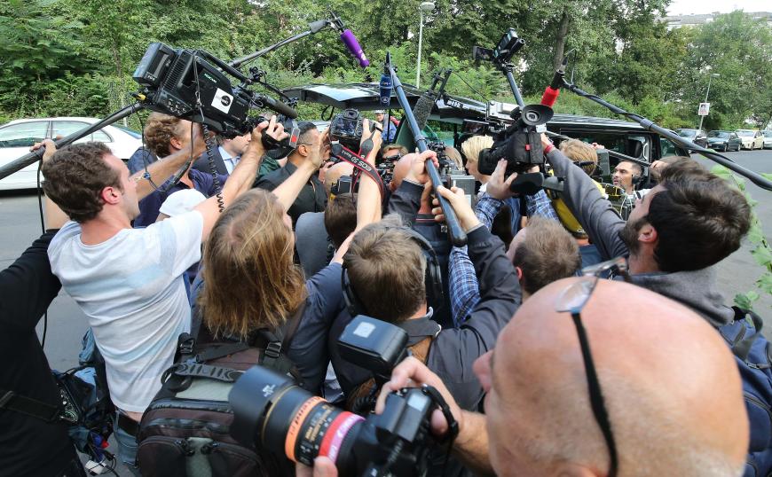 Das Medieninteresse an dem Fall ist immens. Fotografen und Reporter warten auf die Entertainerin am Amtsgericht Tiergarten.