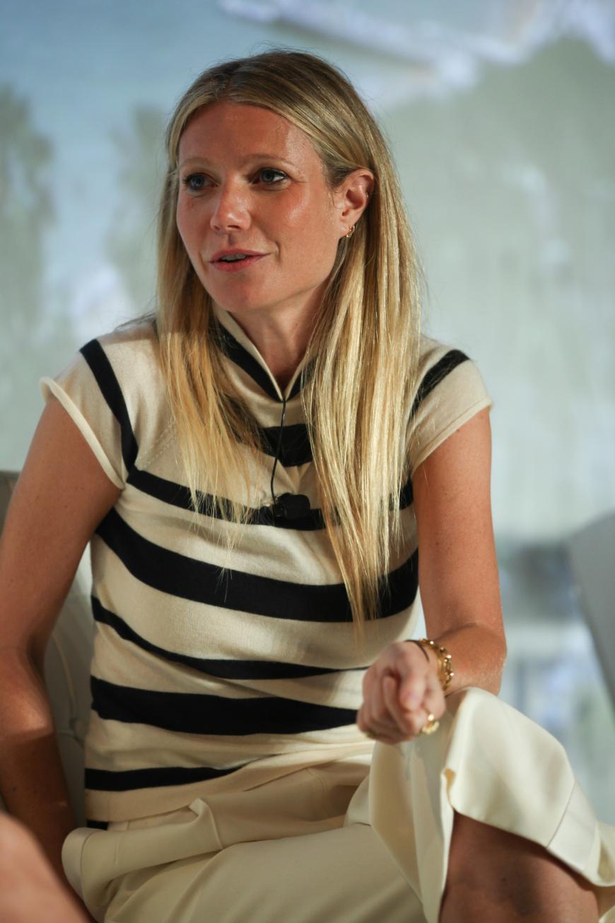 Es ist tatsächlich Gwyneth Paltrow, die sich sonst eher elegant und hochgeschlossen zeigt.