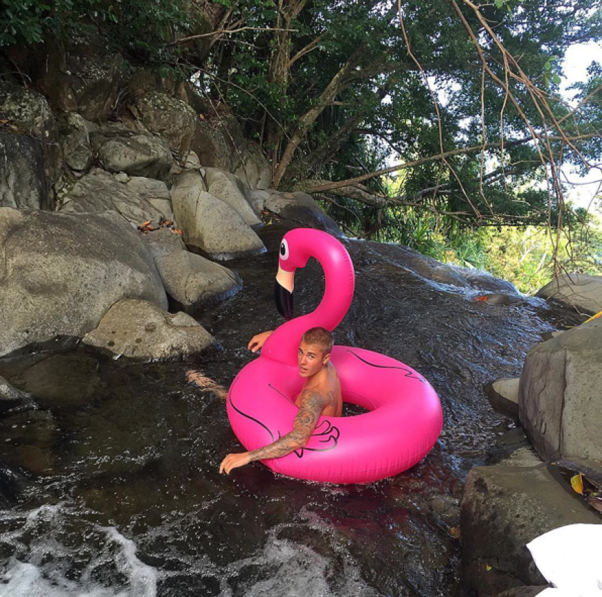 Was für ein Ungetüm: Justin Bieber liebt es, nackt zu plantschen - hier mit einem pinken Schwimmreifen.