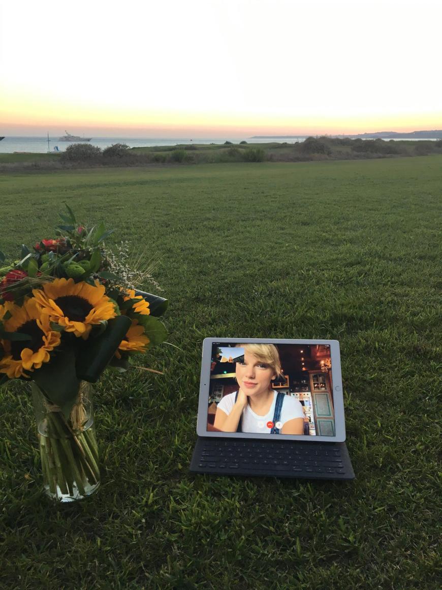 Am anderen Ende der Welt, aber trotzdem ließ es sich Taylor nicht nehmen, Karlie Blumen zu schicken und eine B-Day-Facetime-Session einzulegen.