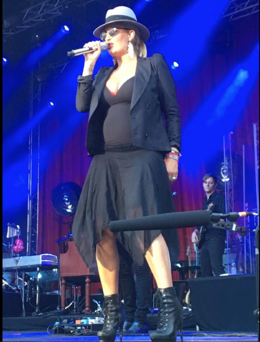 Wow, so groß ist ihr Babybauch schon. Sarah Connor zeigte beim Konzert in Meersburg zum ersten Mal ihre neuen Schwangerschaftskurven.