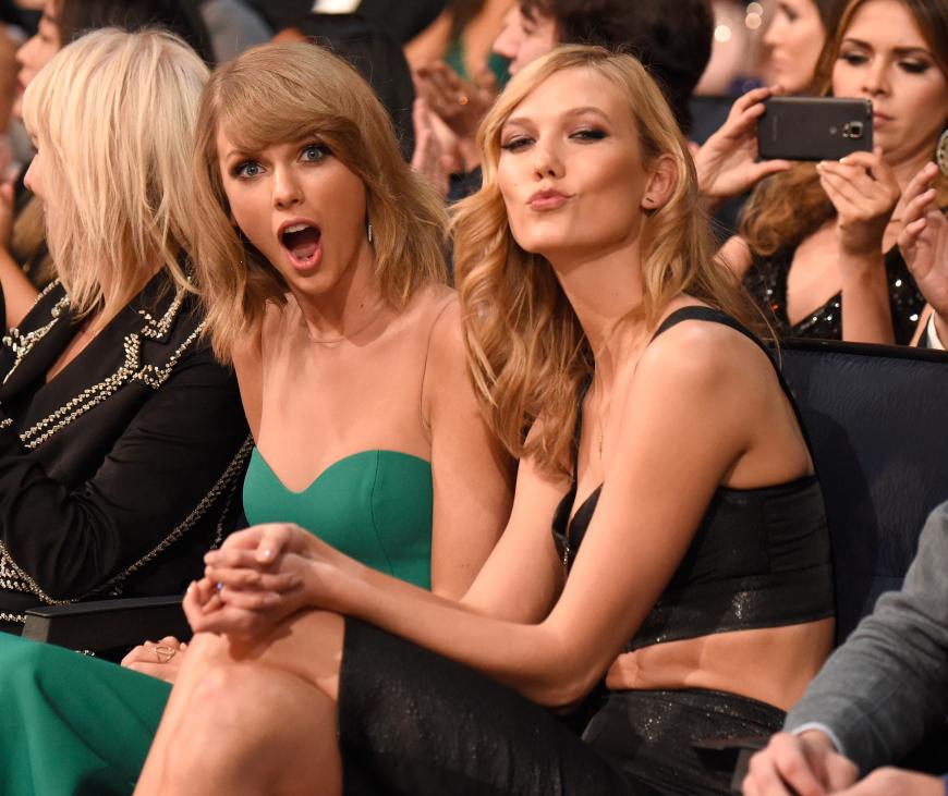 Beste Freundinnen! Taylor Swift und Karlie Kloss sind seit Jahren BFFs. Zu Karlies Geburtstag am Wochenende legte Taylor eine ganz besondere Performance hin.
