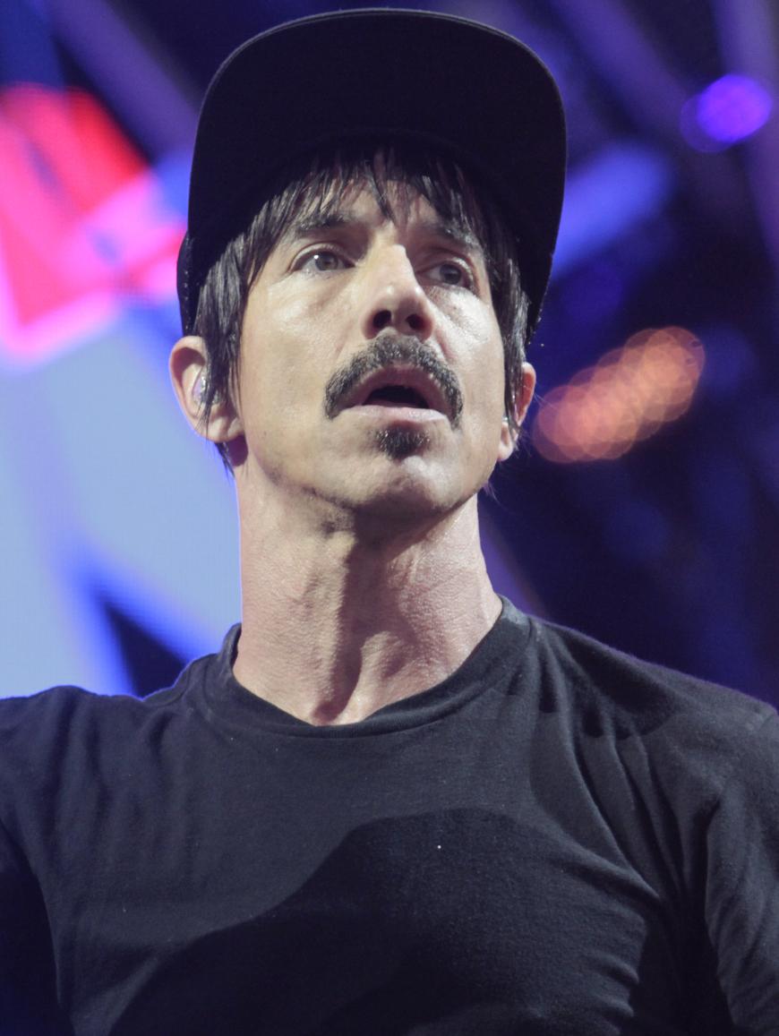 Anthony Kiedis blickt im