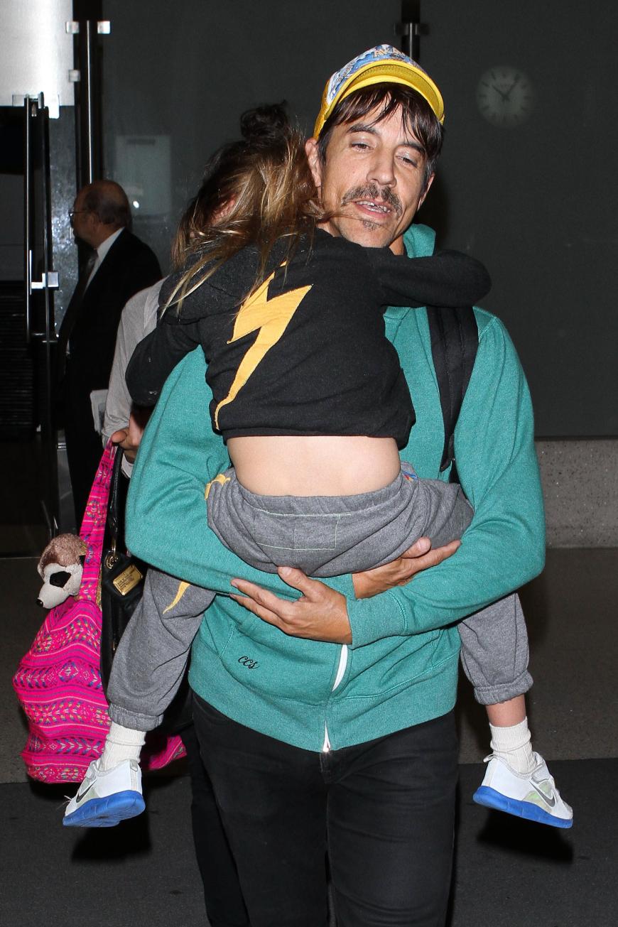 „Ein Vater zu sein ist der coolste Trip, auf dem ich je war.“ Anthony Kiedis mit seinem Sohn Everly Bear.