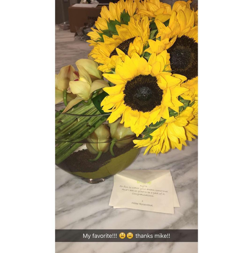 Auch über einen Strauß Sonnenblumen - ihre Lieblingsblumen - durfte sich Kylie freuen.