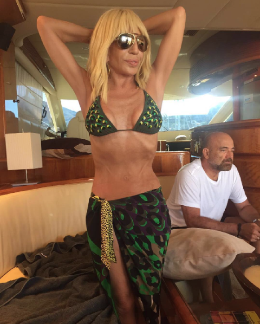 Schon lange gibt Donatella Versace mit ihrer schmalen Figur den Fans Anlass zur Sorge. Doch so dünn wie auf diesem Instagram-Schnappschuss sah die Modedesignerin noch nie aus!
