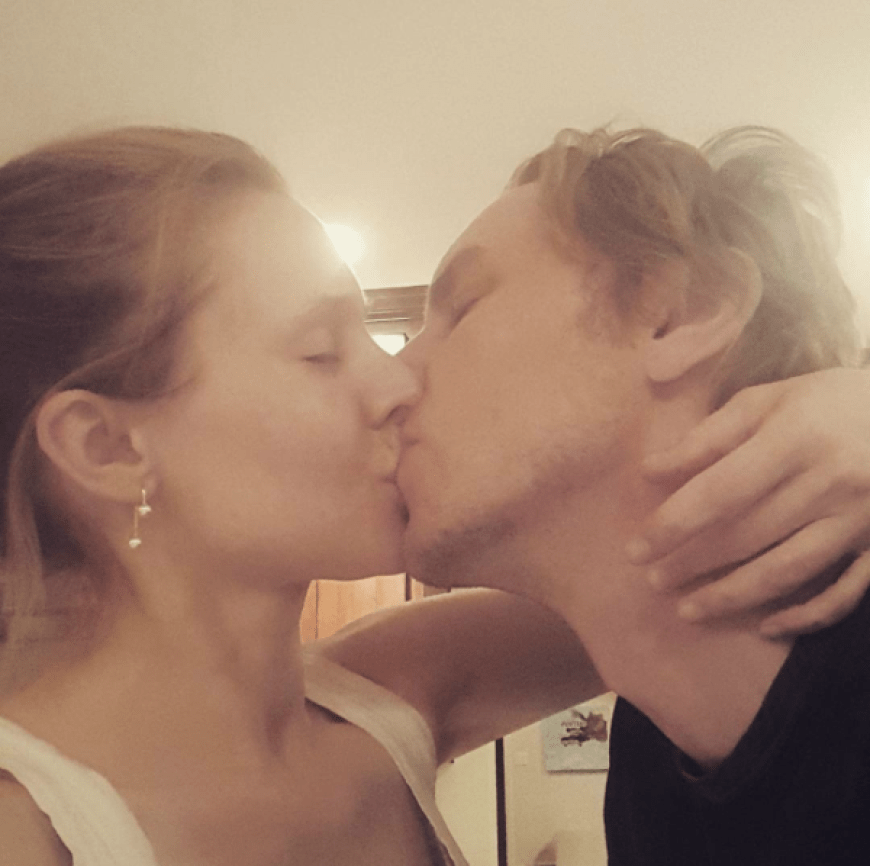 Awwwww Kristen Bell feierte den Einstieg in die Instagram-Welt mit einem süßen Schnappschuss, der sie und ihren Mann Dax Shepard beim Knutschen zeigt.