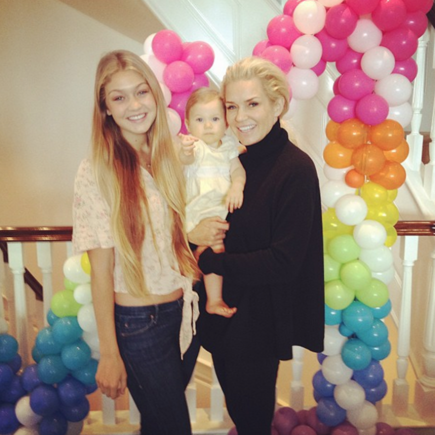 Gigi Hadid trat Instagram am 12.11.2012 bei - mit diesem bunten Schnappschuss mit Mama Yolanda und