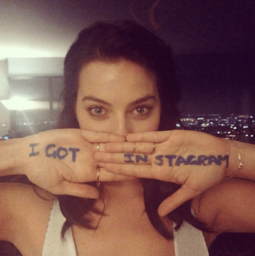 Lange hatte sie sich geweigert, am 22.3.2014 trat Margot Robbie - damals noch mit braunen Haaren - Instagram endlich bei!
