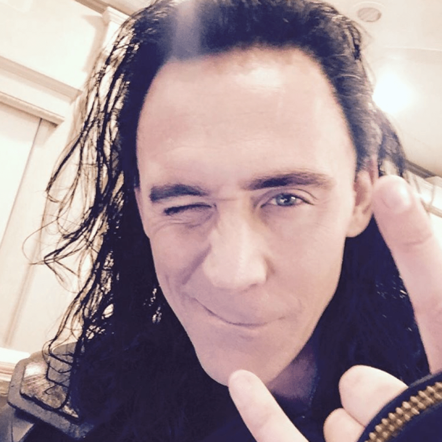 Auch wenn er im Moment mehr denn je in der Öffentlichkeit steht, bei Instagram hat sich Tom Hiddleston tatsächlich gerade erst angemeldet - und zwar mit diesem Selfie im Lokie-Look.
