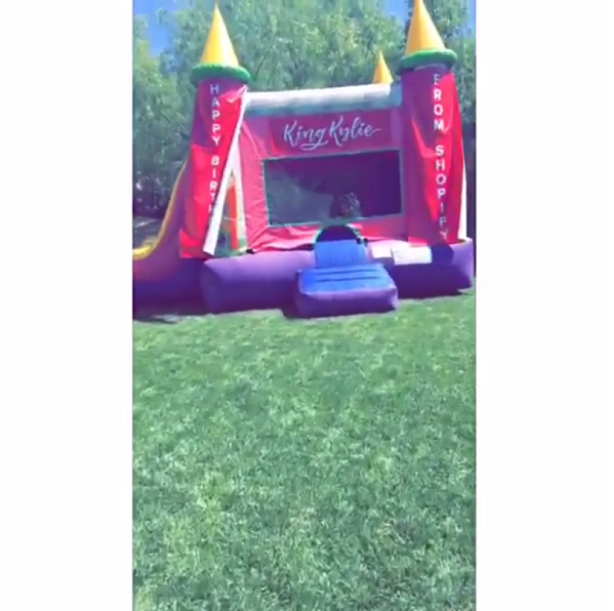In Kylies Garten wurde eigens für ihren Geburtstag eine King-Kylie-Hüpfburg aufgebaut.