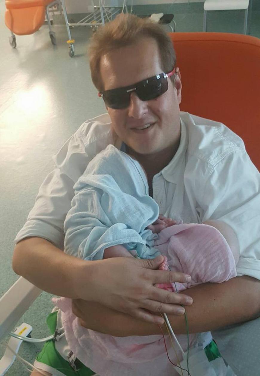 Zwei Monate lang mussten Jens Büchner und seine Freundin ihre Zwillinge im Krankenhaus besuchen.