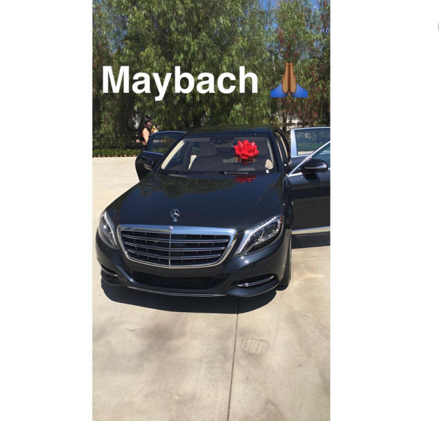 Von Freund Tyga gab es bereits vor einigen Tagen eine luxuriöse Überraschung: einen Maybach im Wert von 200.000 Euro mit pinker Innenbeleuchtung, Chanel-Spiegeln und einem Kühlschrank. Nicht schlecht!