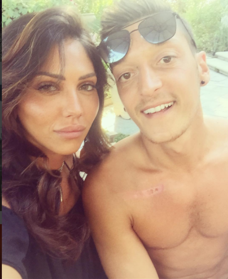 Danielle Lahav und Mesut Özil lernten sich auf einer Pool-Party kennen. Dieses Selfie postete das israelische It-Girl auf Instagram.
