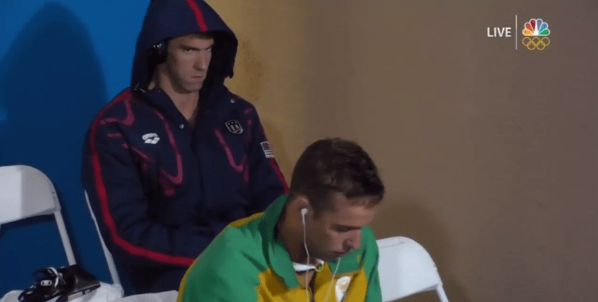 Darüber lacht das Netz: Der Todesblick von Schwimmer Michael Phelps auf seinen Gegner Chad Le Clos.