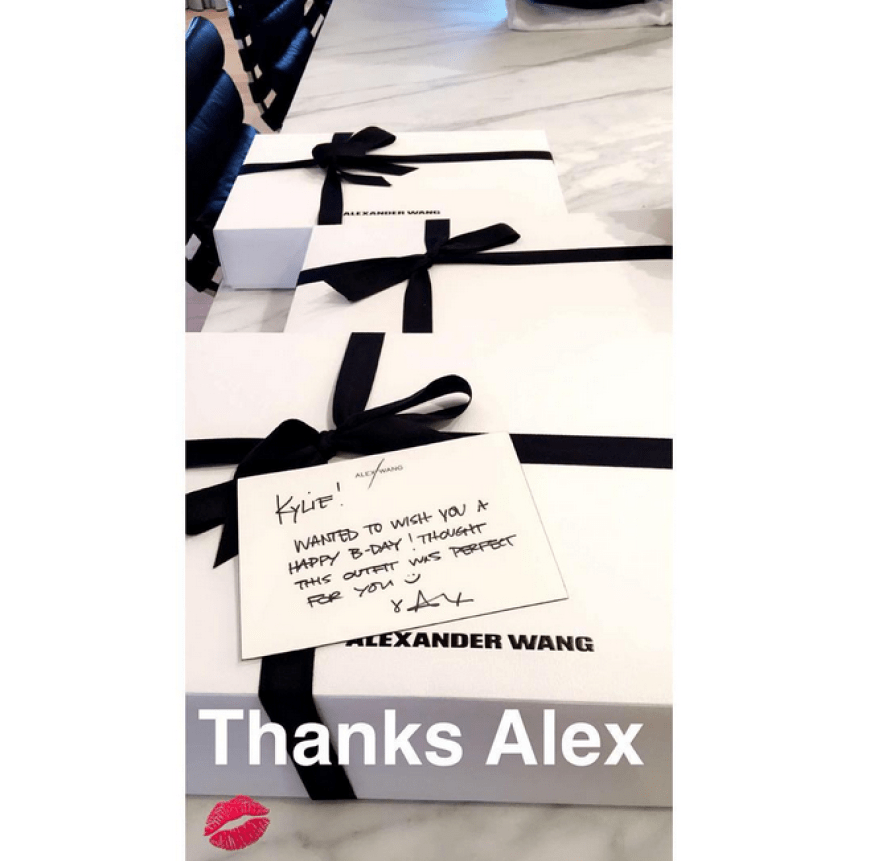 Von Designer Alexander Wang bekam Jenner diese Geburtstagsgeschenke zugeschickt und bedankte sich auf Snapchat.