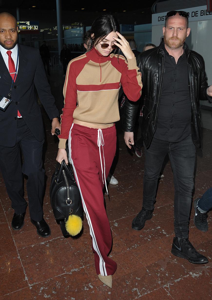 Hier trägt Kendall Trainingsanzug in Paris