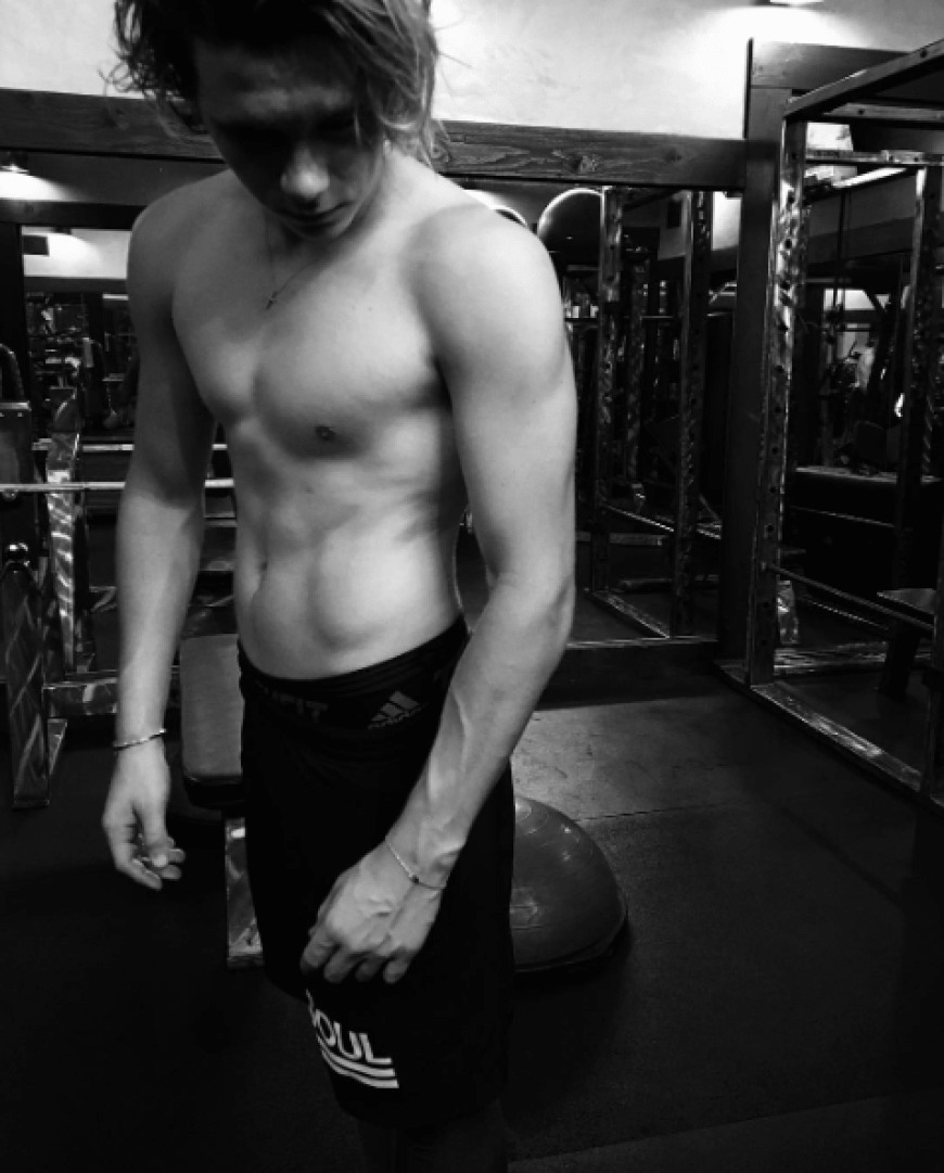Was für ein Body! Brooklyn Beckham lässt bei diesem Waschbrettbauch sicherlich nicht nur das Herz seiner Freundin Chloë Grace Moretz höher schlagen.