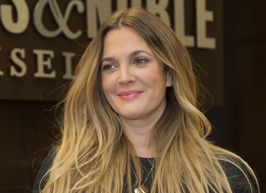 Und wer hat gewonnen? Es ist Drew Barrymore. Die wurde schon im Kleinkindalter mit