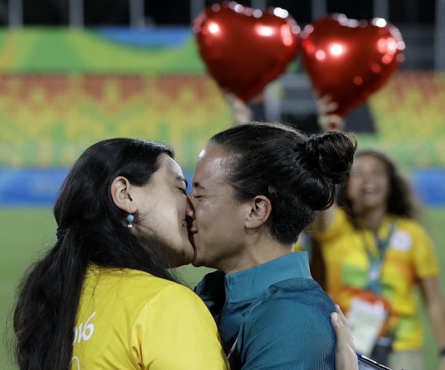 Die brasilianische Rugby-Spielerin Isadora Cerullo wurde von ihrer Freundin überrascht und sagte