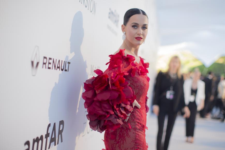 Rot trägt sie immer noch, aber jetzt so, wie sie es will! Katy Perry hat sich mit ihren Eltern übrigens wieder vertragen.