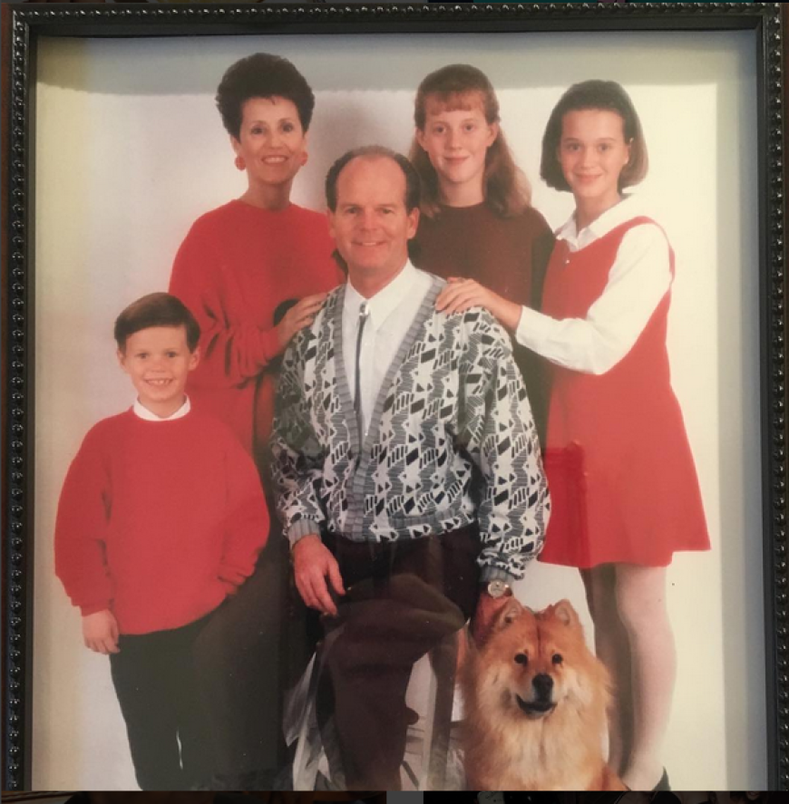 Es geht um das Mädchen ganz rechts im Bild. Tipp: Ihre etwas konservative Familie wendete sich nach ihrem ersten Superhit von ihr ab, weil es ihnen so peinlich war.