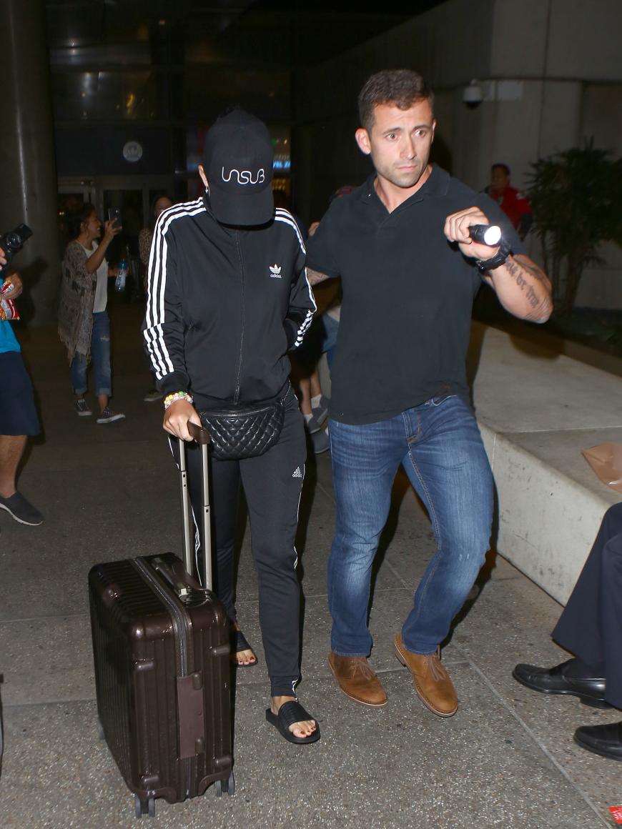Katy Perry kam hochgeschlossen am Flughafen von Los Angeles an.