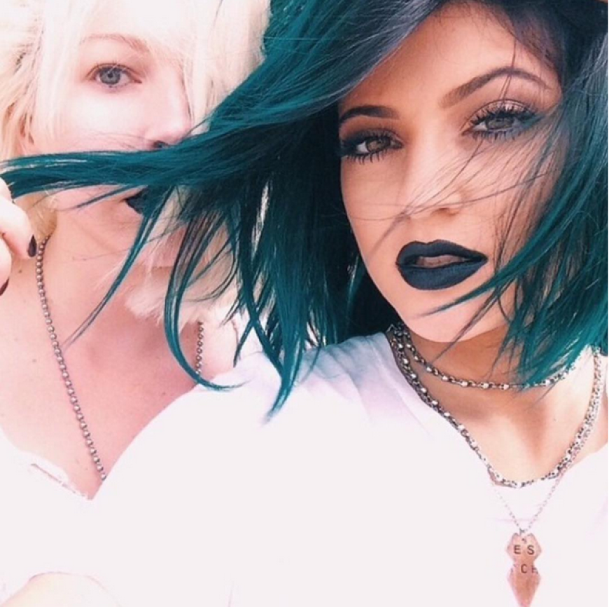 Kylie Jenner steht auf haarige Veränderungen - so trug sie in der Vergangenheit auch schon mal grüne Haare.