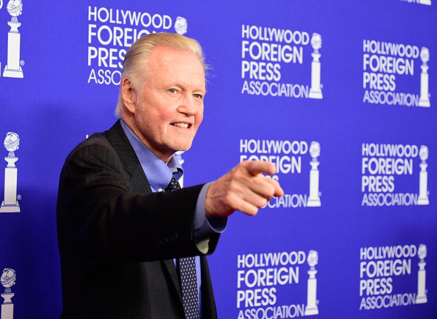 Trump sei der einzige, der den USA wieder zum Wohlstand verhelfen könnte. Das sagte Jon Voigt, Schauspieler und Vater von Angelina Jolie, einmal. Klar, dass auch er den Präsidentschaftskandidaten der Republikaner wählen wird. Und das, obwohl Trump auch gerne gegen Angelina Jolie schießt. „Angelina Jolie hat so viele Typen gedatet, dass ich neben ihr wie ein kleines Baby aussehe... Und dabei finde ich sie nicht einmal attraktiv