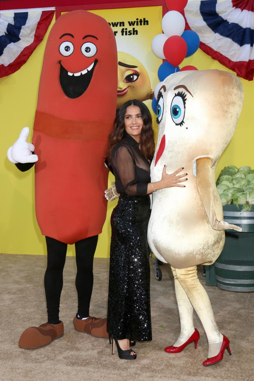 Selma Hayek befindet sich in bester Gesellschaft von Hotdog-Würstchen