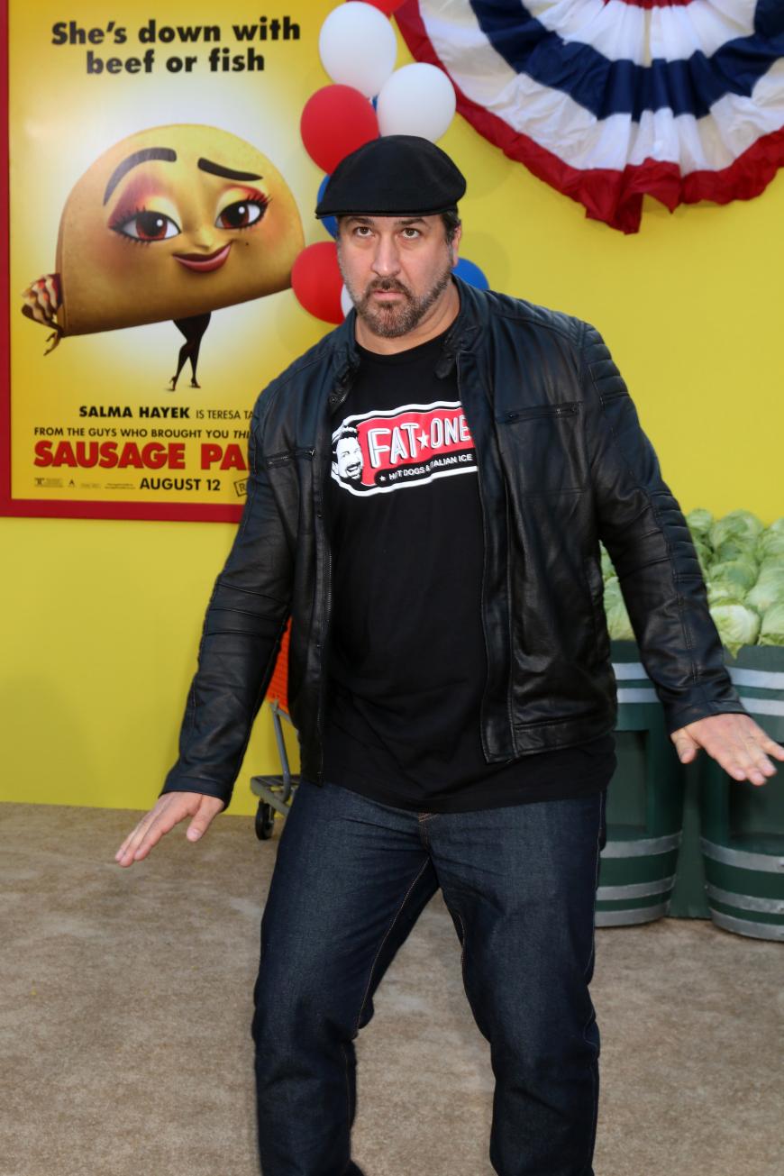 Auch 'N Sync-Star Joey Fatone ließ sich die frischen Hotdogs auf der Premiere nicht entgehen ...