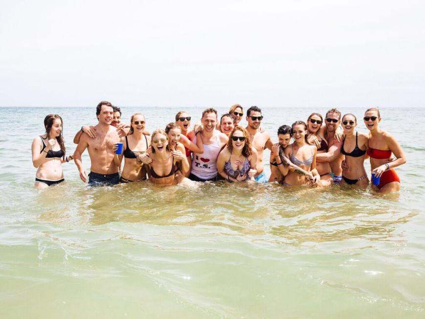 Tom Hiddleston trug beim Badespaß am 4th of July ein Tanktop mit der Aufschrift