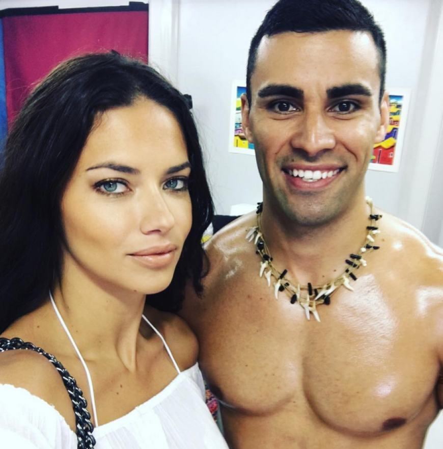 Adriana Lima ergattert ein Selfie mit dem begehrten Fahnenträger Pita Nikolas Taufatofua.