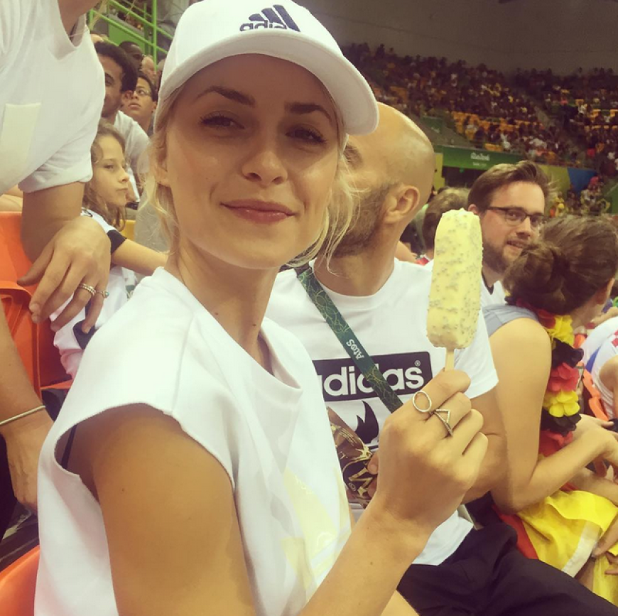 Model Lena Gercke braucht beim Handballspiel Deutschland gegen Schweden Nervennahrung.