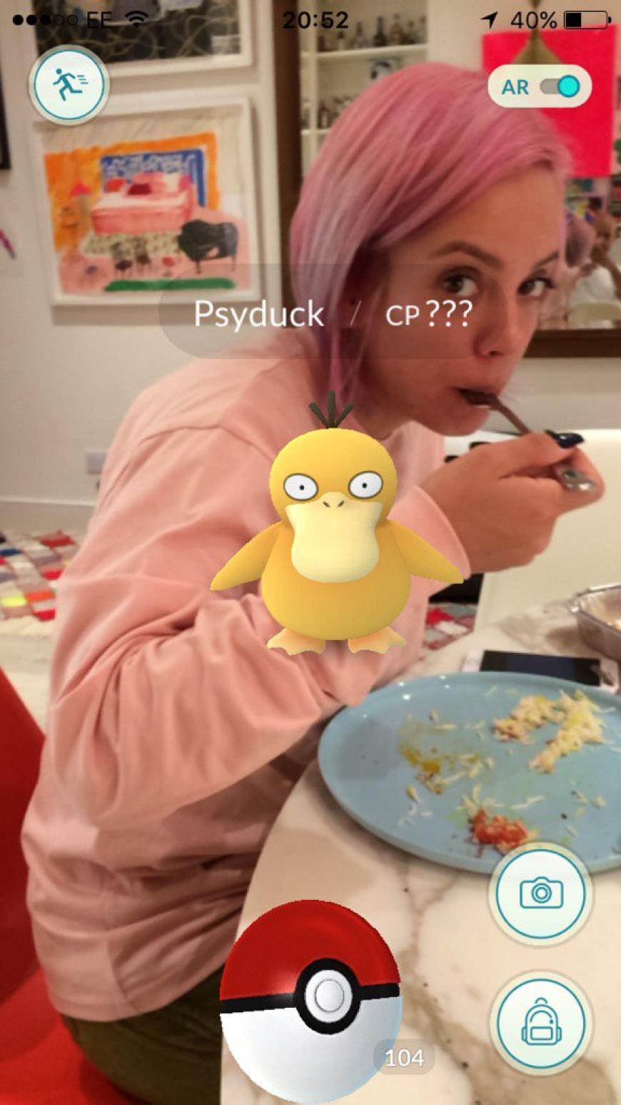 Sängerin Lily Allen entdeckt beim Curry-Essen ein Enton.