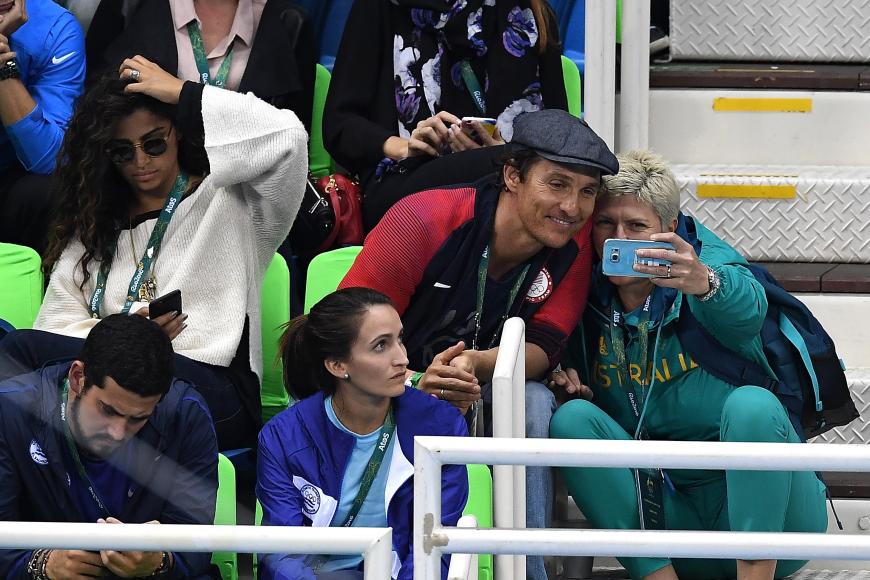 ... zischendurch bleibt Zeit für Selfies mit Zuschauern und ...