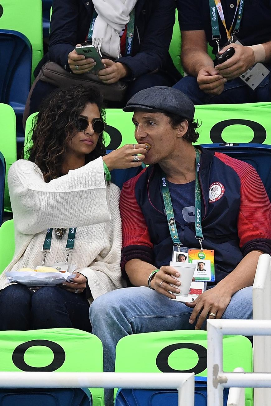 Wer richtig anfeuern will, muss gestärkt sein: Matthew McConaughey lässt sich von seiner Frau füttern.